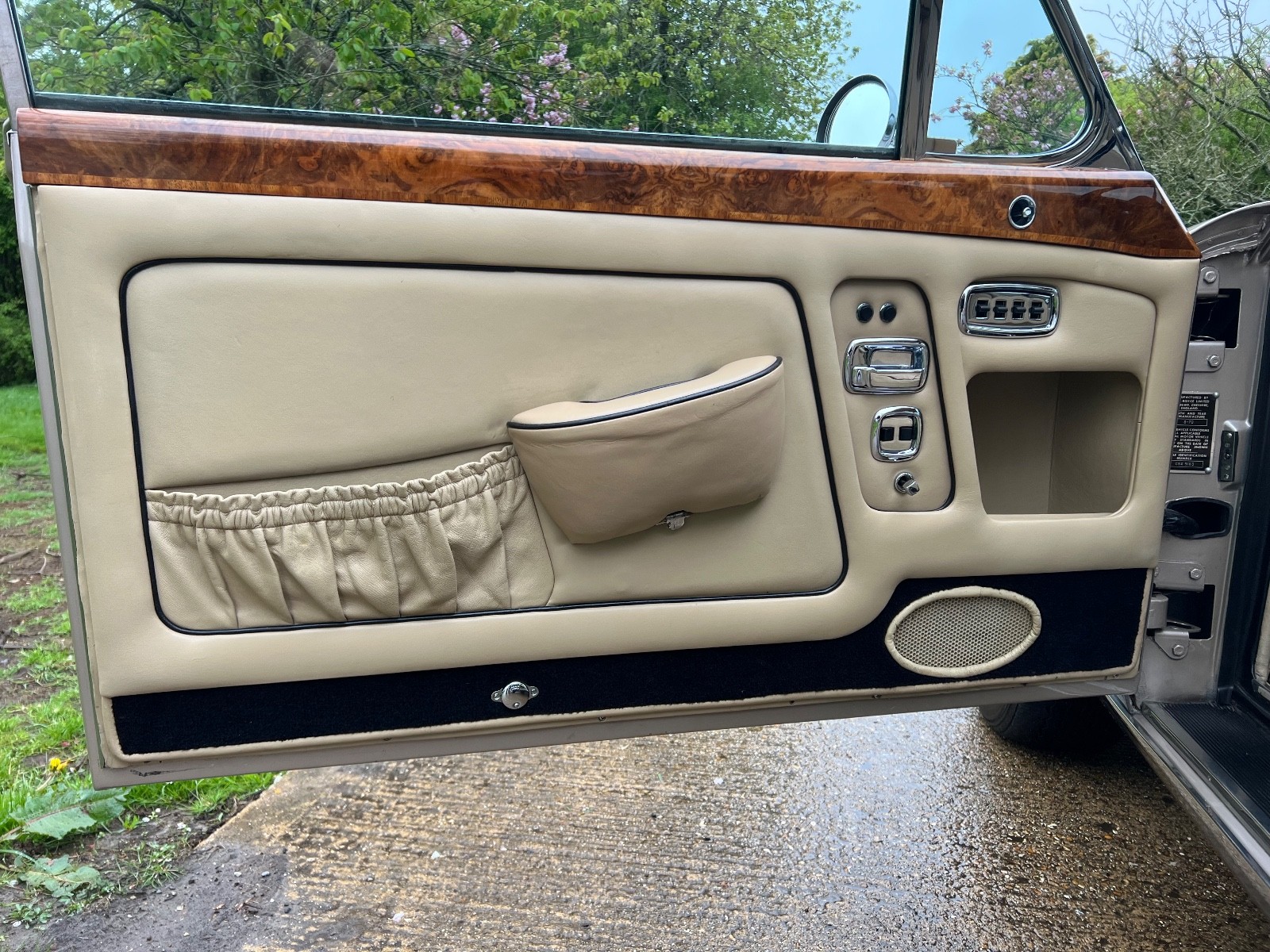Bentley-T1-2-Door-Saloon-1970-Coupe-18