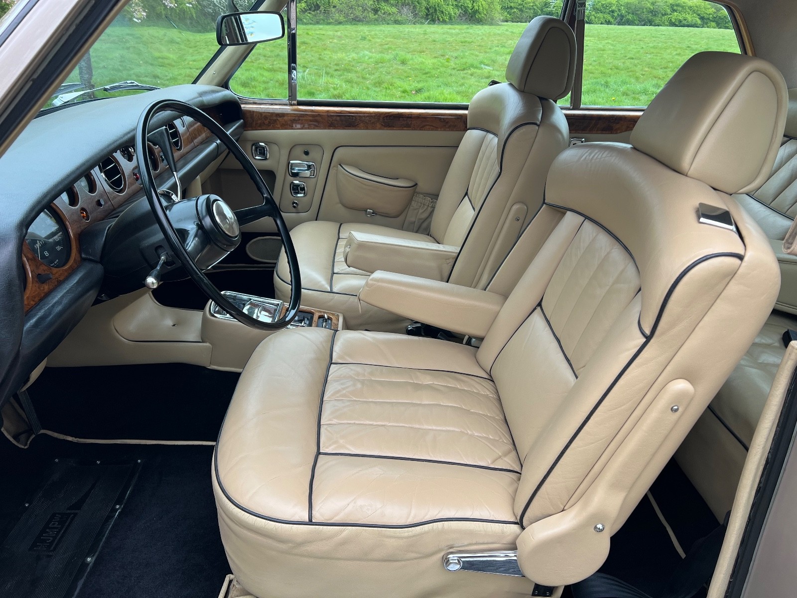 Bentley-T1-2-Door-Saloon-1970-Coupe-24