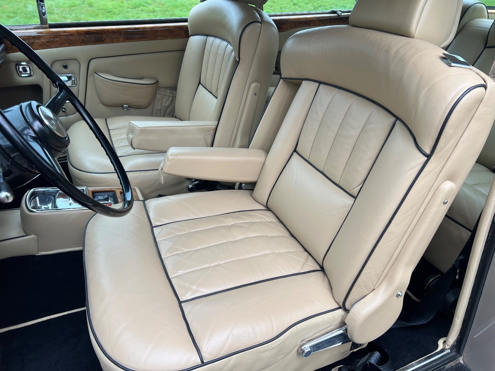 Bentley-T1-2-Door-Saloon-1970-Coupe-26
