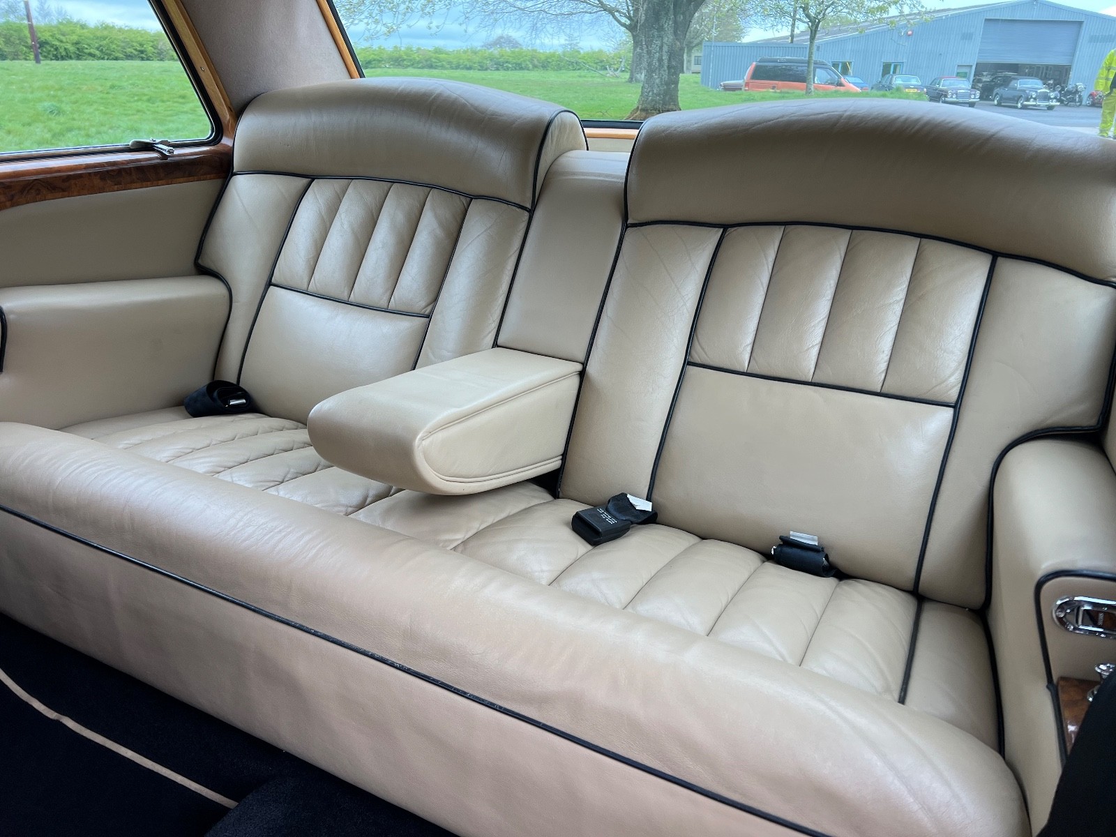 Bentley-T1-2-Door-Saloon-1970-Coupe-27