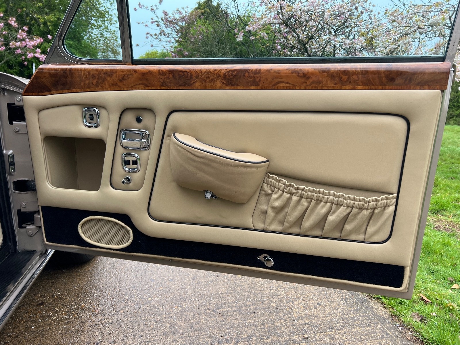 Bentley-T1-2-Door-Saloon-1970-Coupe-29