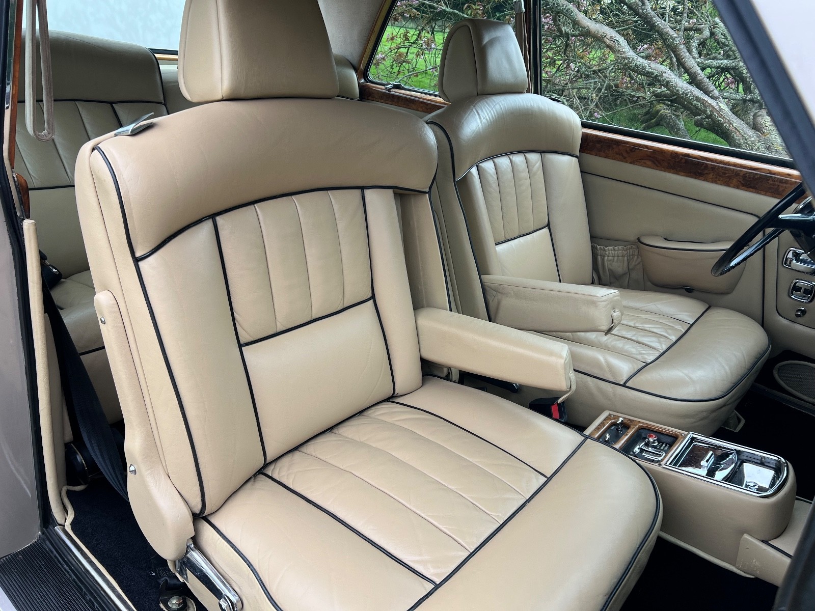 Bentley-T1-2-Door-Saloon-1970-Coupe-32