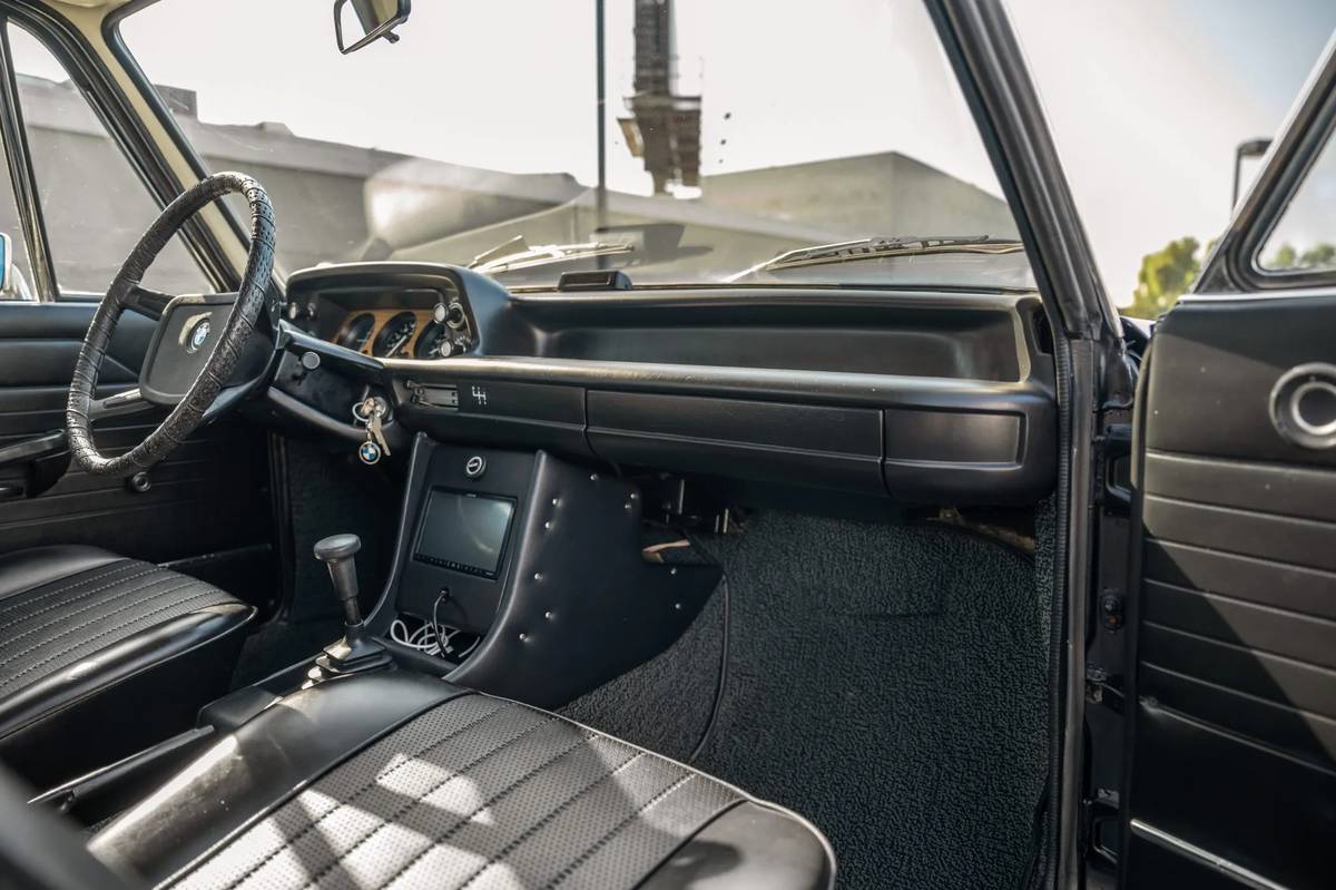 Bmw-2002-1975-black-9