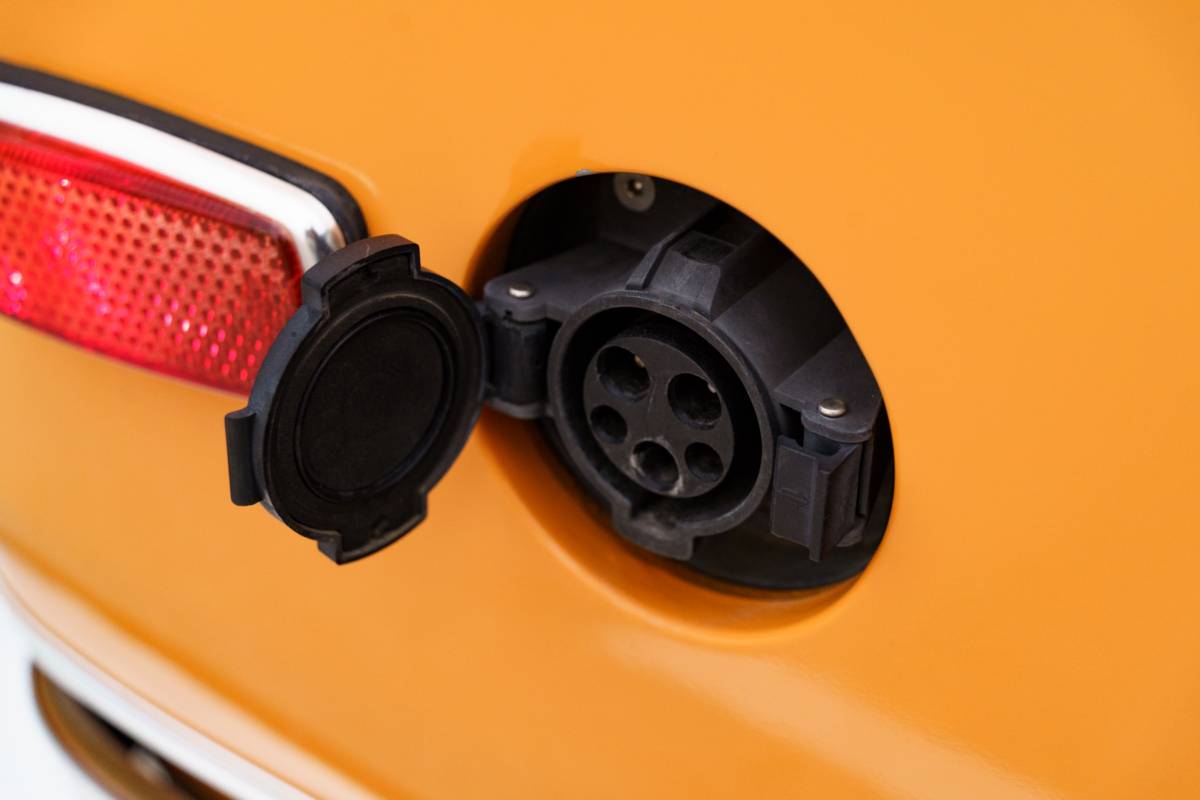 Bmw-2002-electric-1974-orange-18