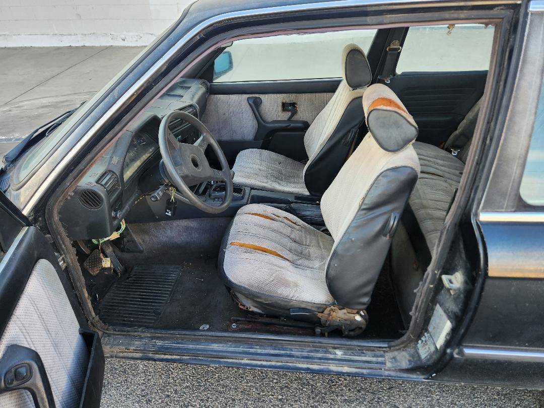 Bmw-318i-1984-black-26