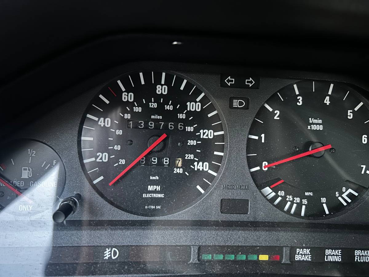 Bmw-318i-1991-white-9