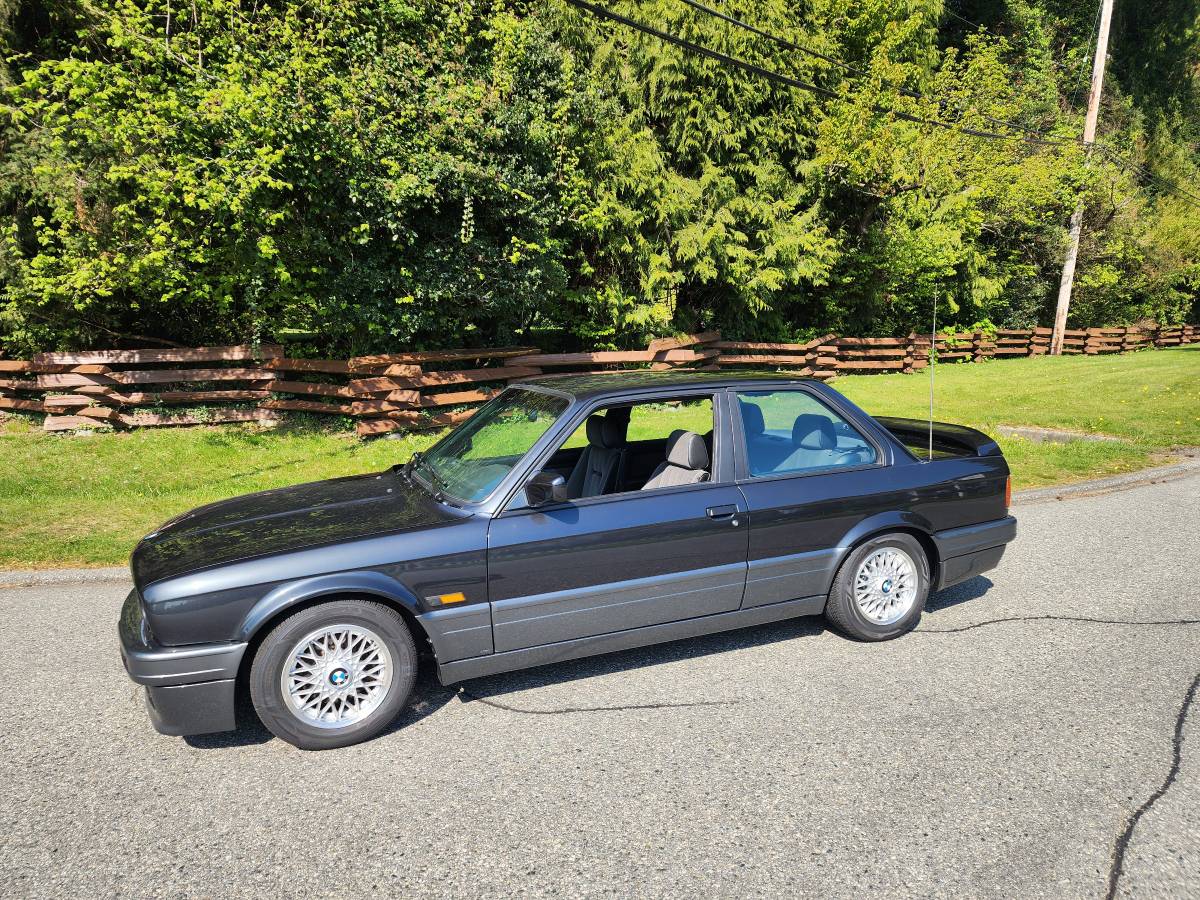 Bmw-320i-1988-black-1