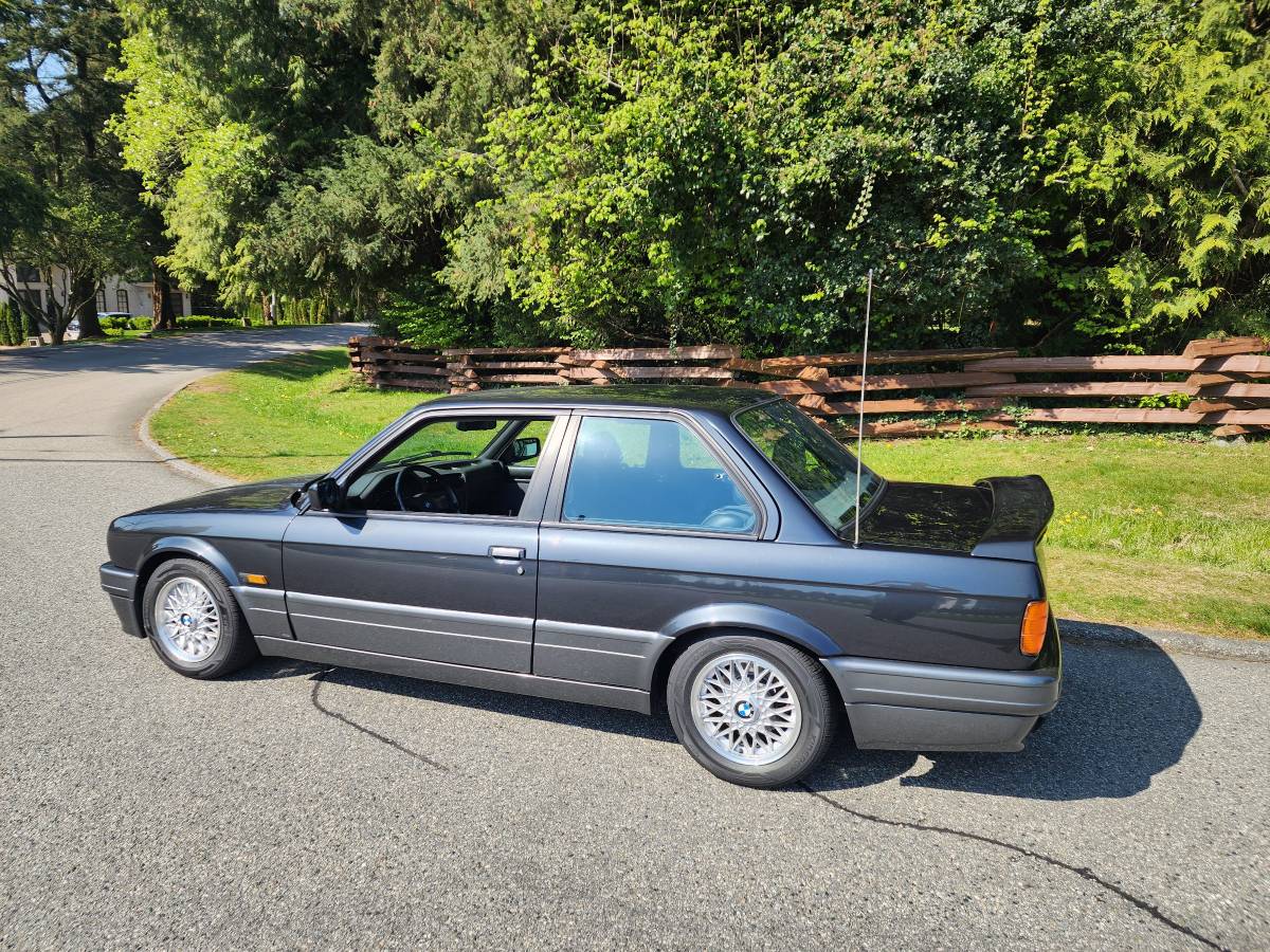 Bmw-320i-1988-black-2