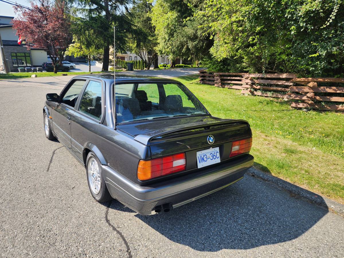 Bmw-320i-1988-black-3