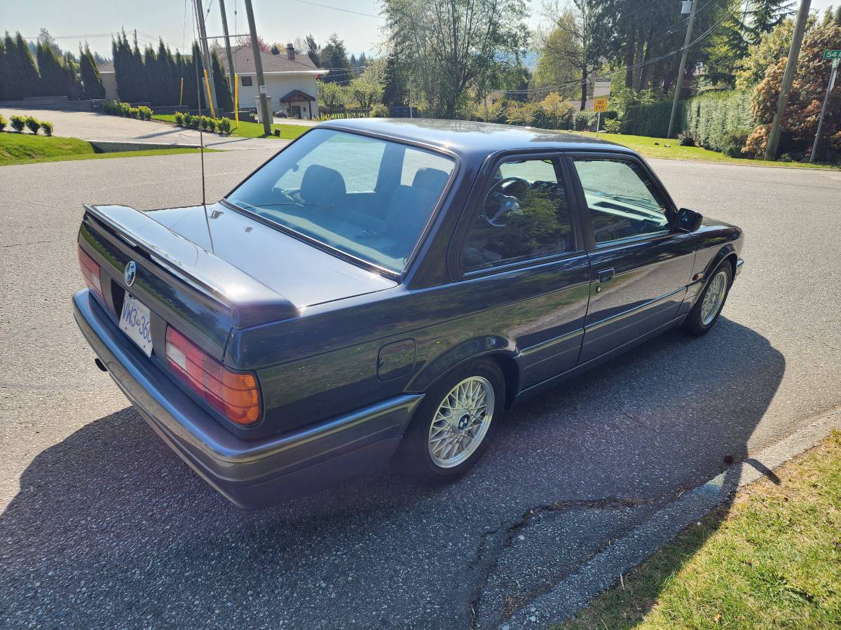 Bmw-320i-1988-black-4