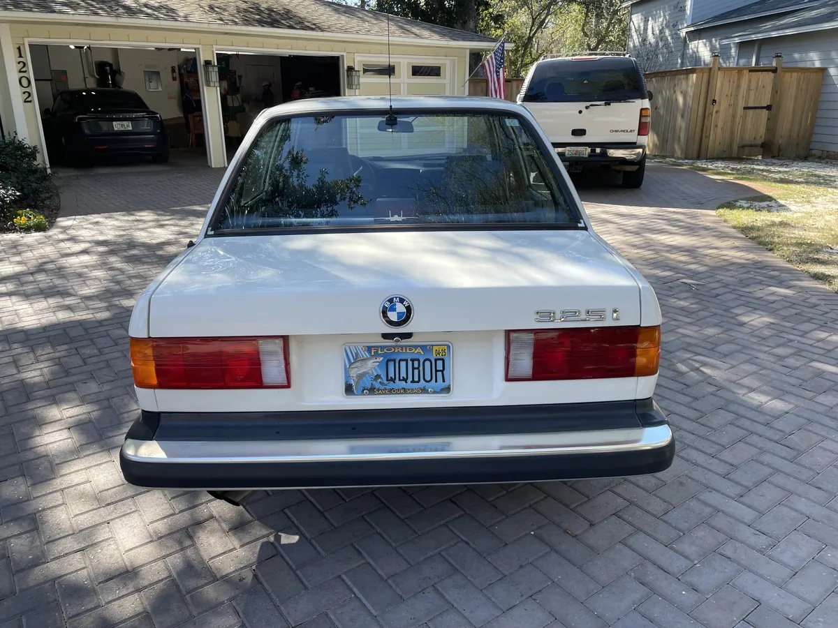 Bmw-325i-1987-White-Blue-Grey-And-Black-2