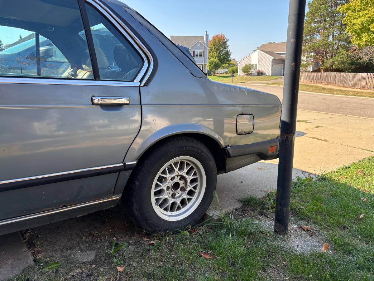 Bmw-733i-1984-3