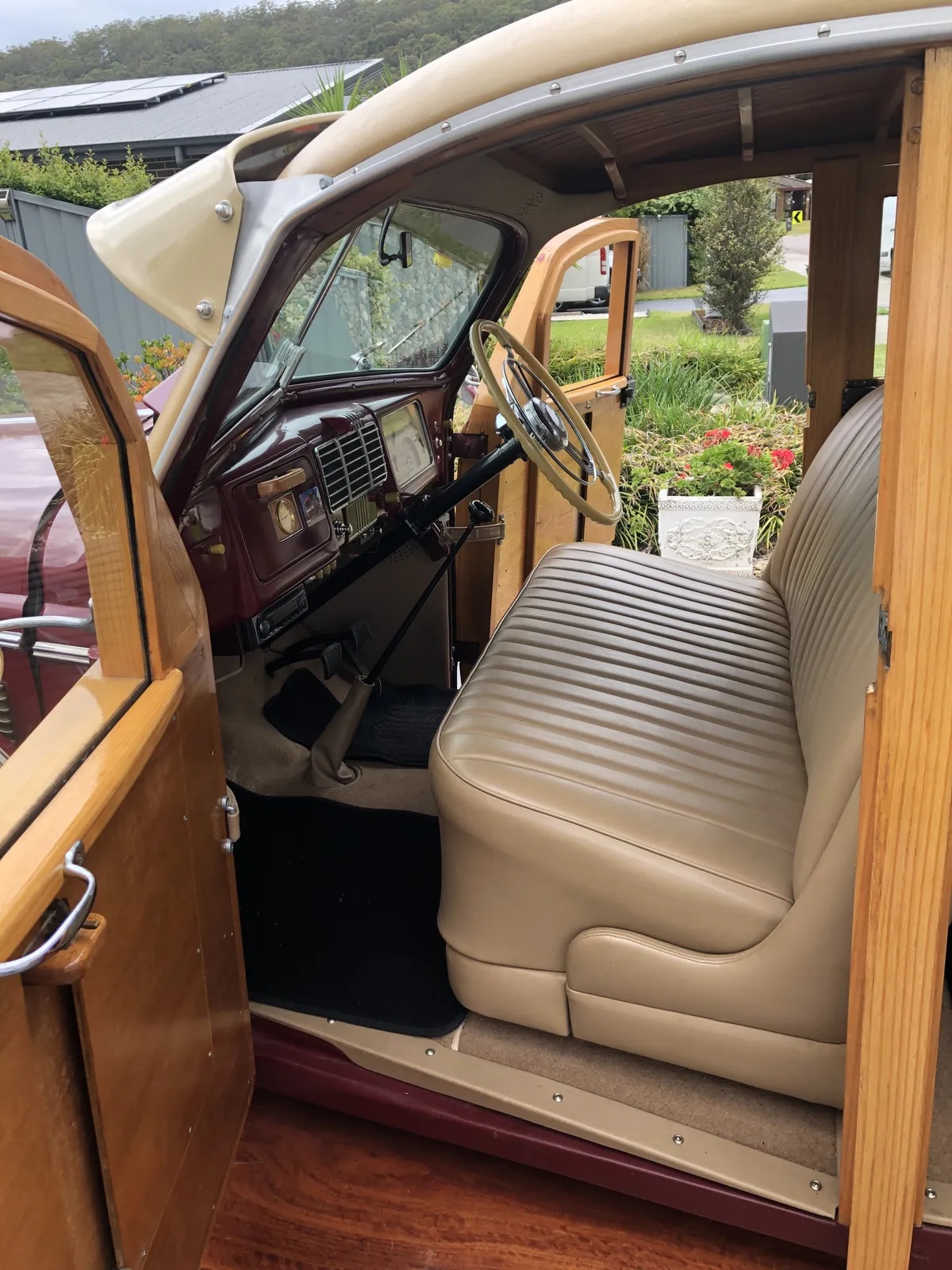 Buick-40-1937-Maroon-Cream-10
