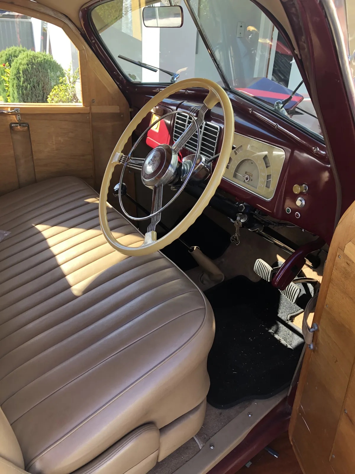 Buick-40-1937-Maroon-Cream-4