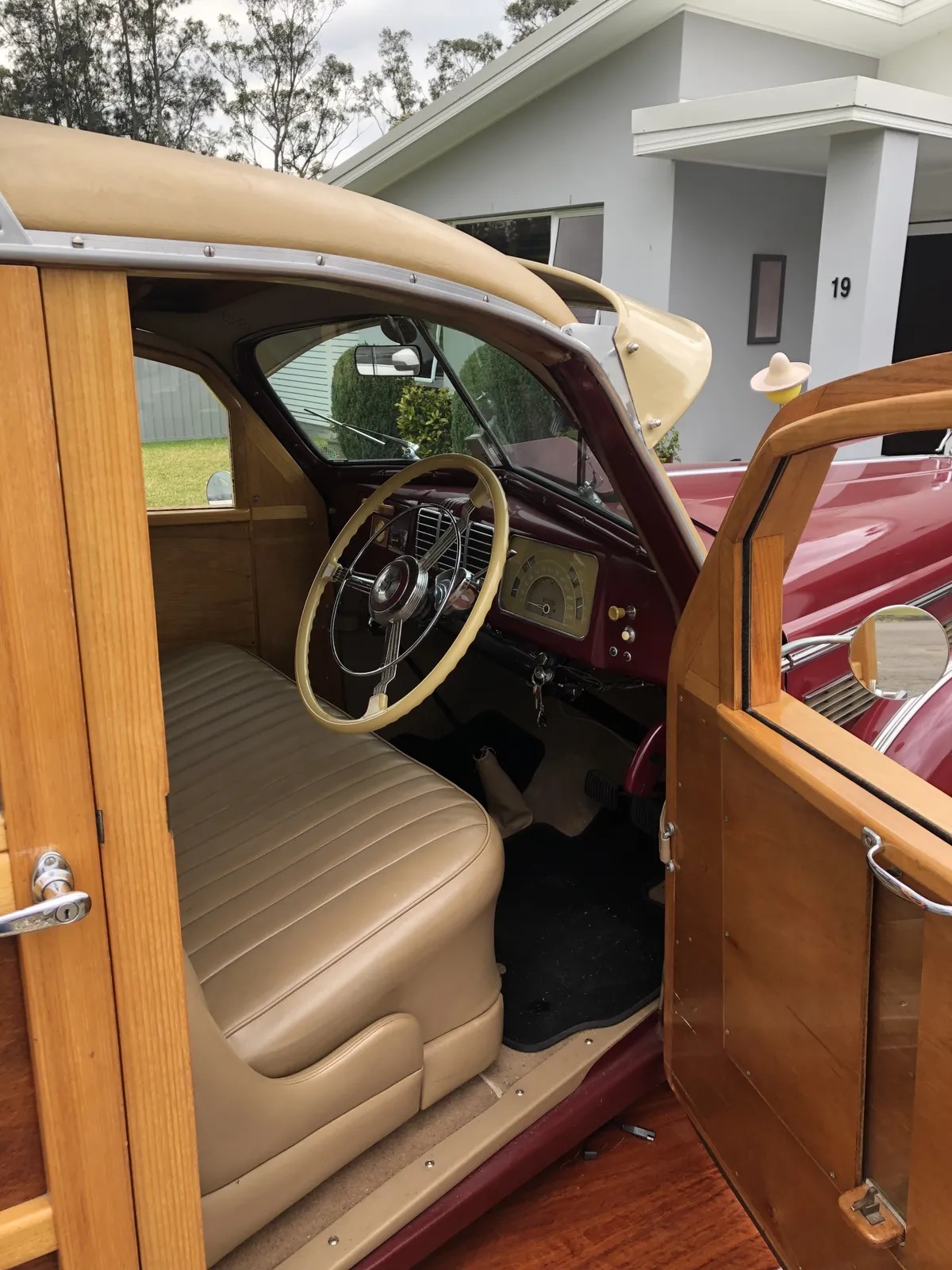 Buick-40-1937-Maroon-Cream-9
