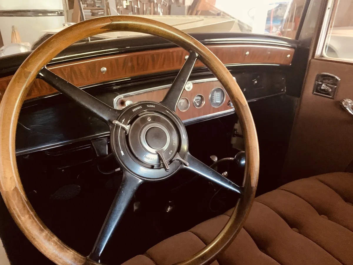 Buick-64-1930-Burgundy-And-Cream-Beige-1