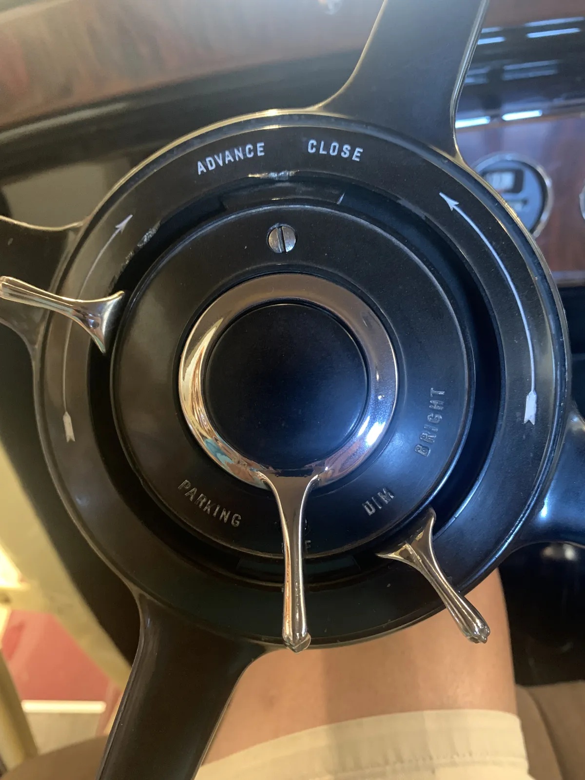 Buick-64-1930-Burgundy-And-Cream-Beige-2