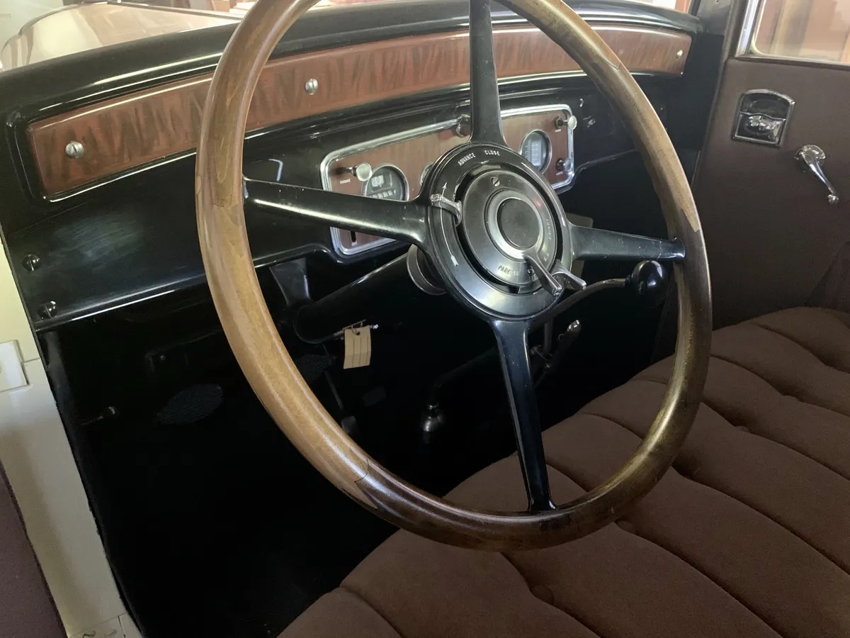 Buick-64-1930-Burgundy-And-Cream-Beige-3