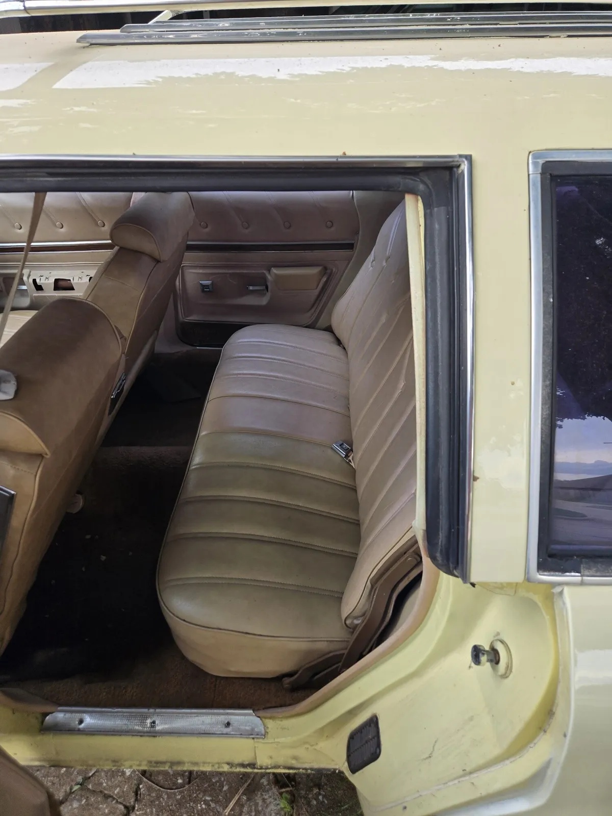 Buick-Century-1977-Canary-Yellow-Tan-2