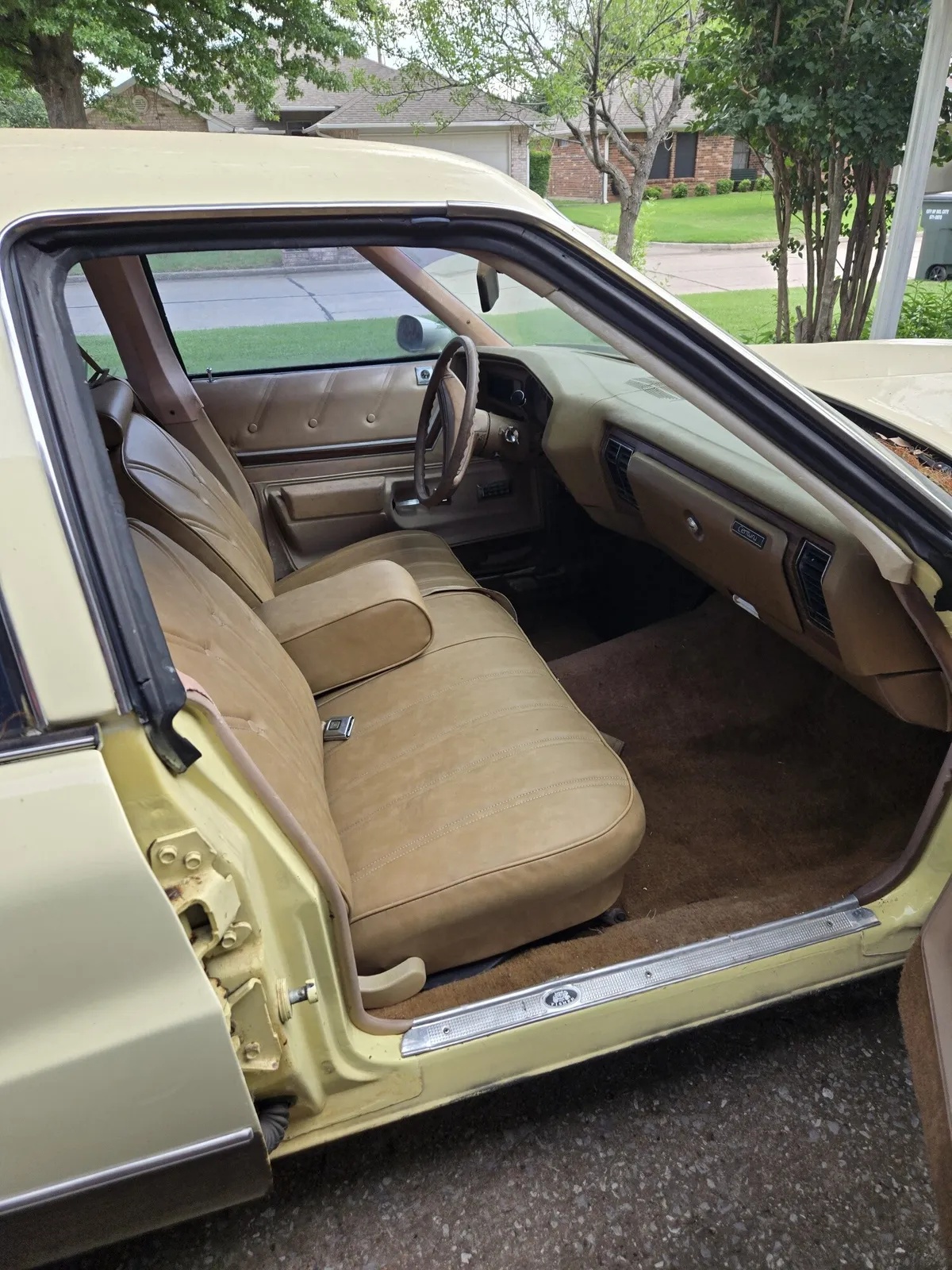 Buick-Century-1977-Canary-Yellow-Tan-4