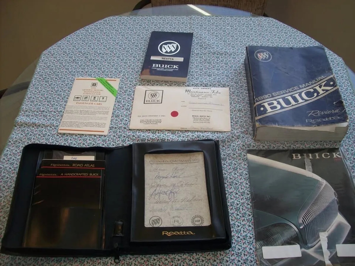 Buick-Reatta-1990-White-Blue-4