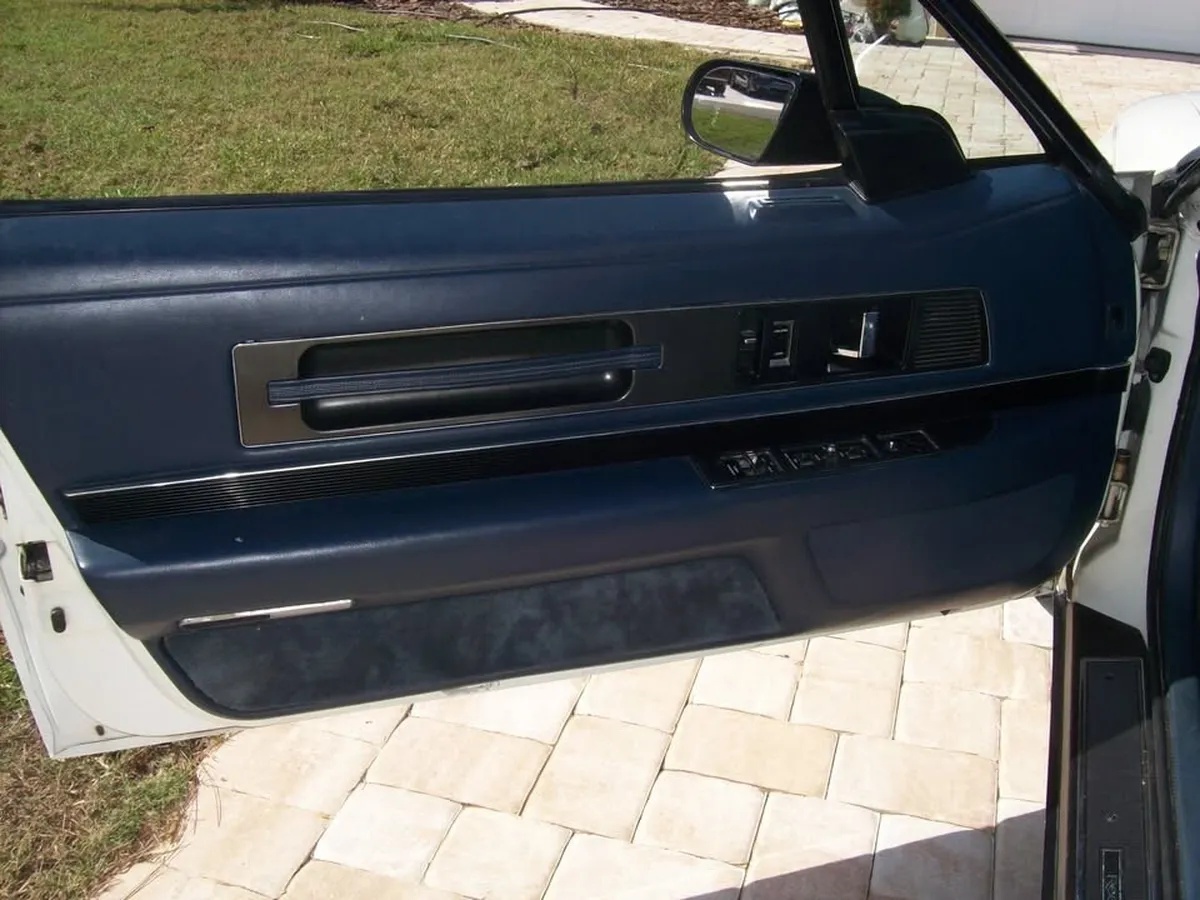 Buick-Reatta-1990-White-Blue-6