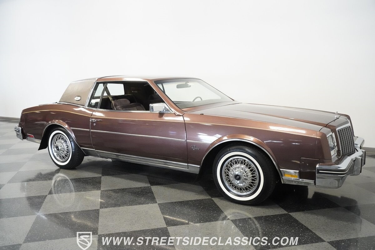 Buick-Riviera-1983-Hardtop-29