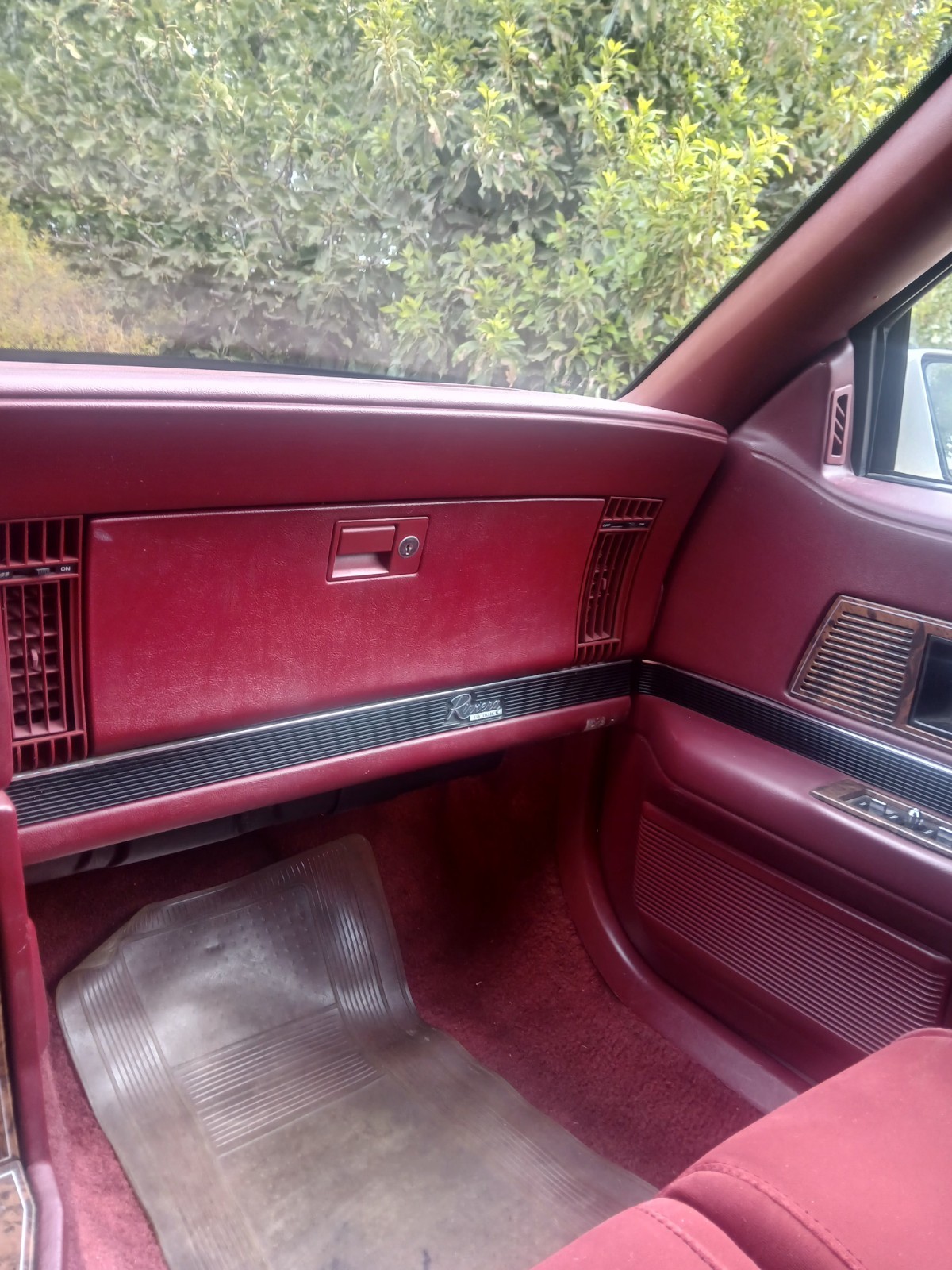 Buick-Riviera-1989-Coupe-10