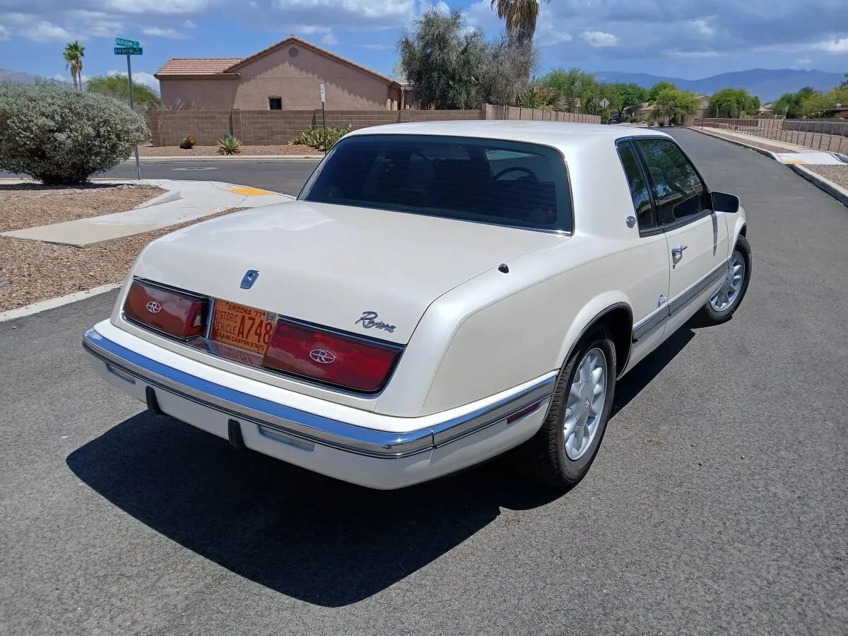Buick-Riviera-1992-Diamond-White-Tan-1