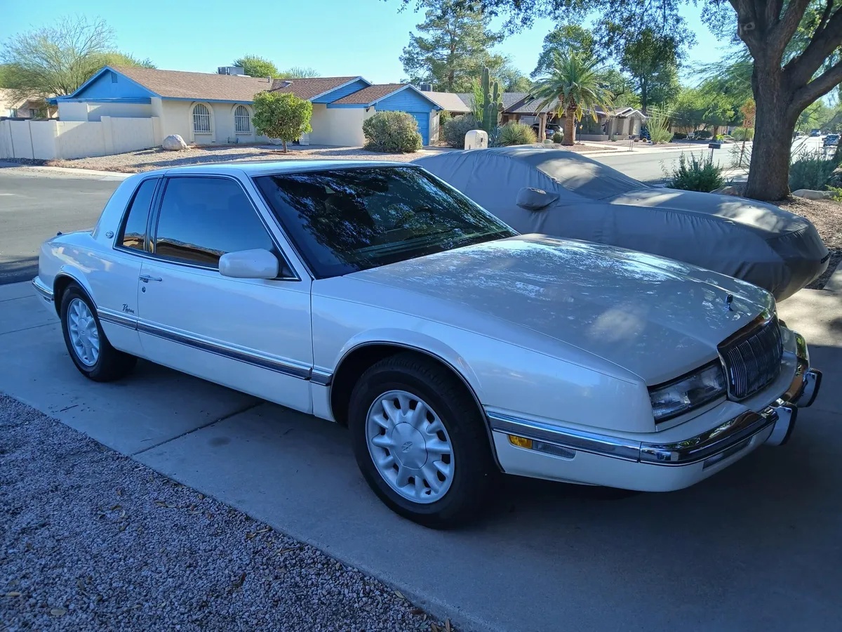 Buick-Riviera-1992-Diamond-White-Tan-10