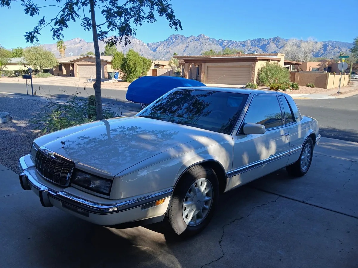 Buick-Riviera-1992-Diamond-White-Tan-11