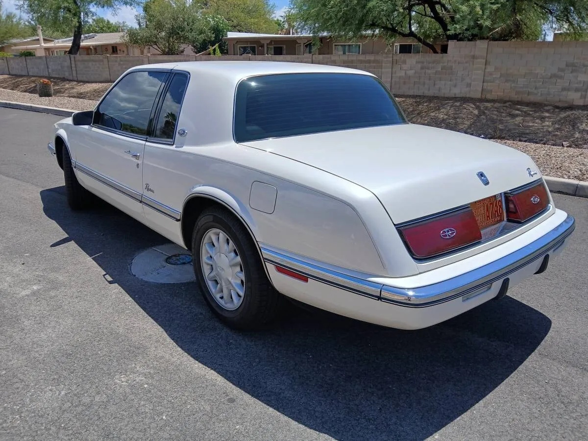 Buick-Riviera-1992-Diamond-White-Tan-2