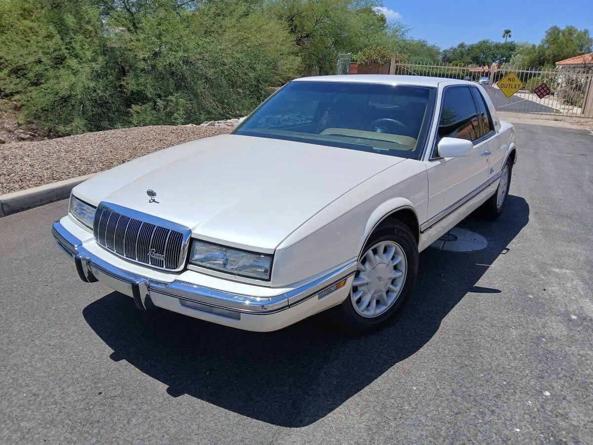 Buick-Riviera-1992-Diamond-White-Tan-4