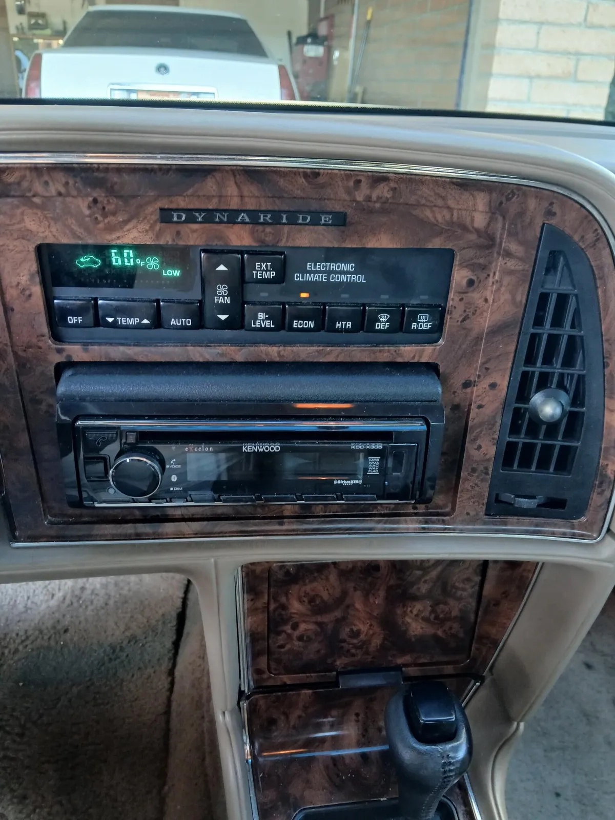 Buick-Riviera-1992-Diamond-White-Tan-5