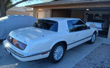 Buick-Riviera-1992-Diamond-White-Tan-9