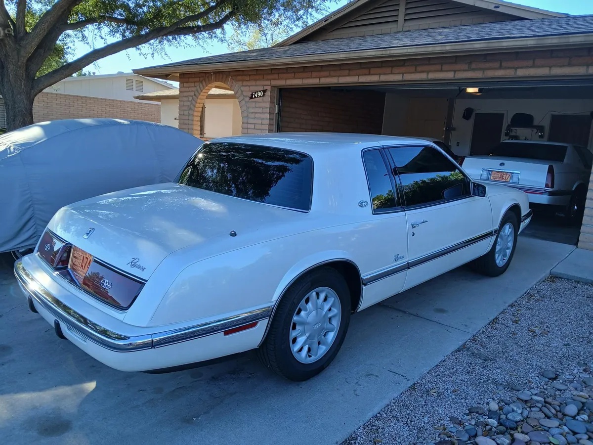 Buick-Riviera-1992-Diamond-White-Tan-9