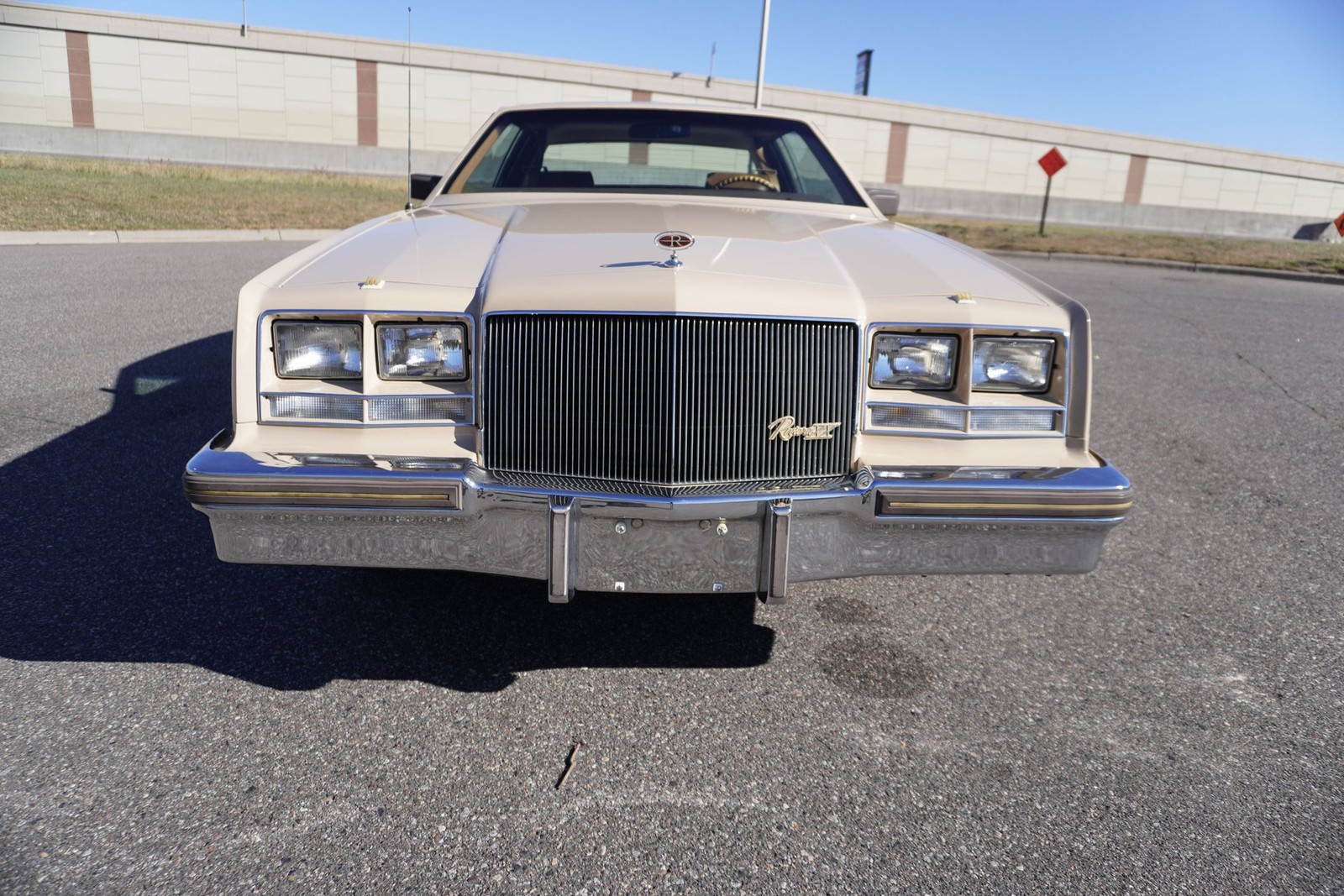 Buick-Riviera-XX-Anniversary-Edition-1983-Coupe-8