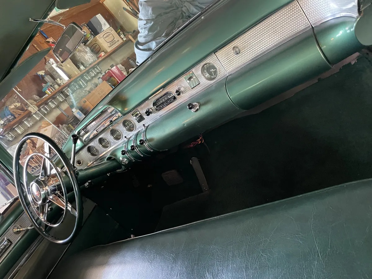 Buick-Roadmaster-1954-2-Tone-White-On-Forest-Green-1