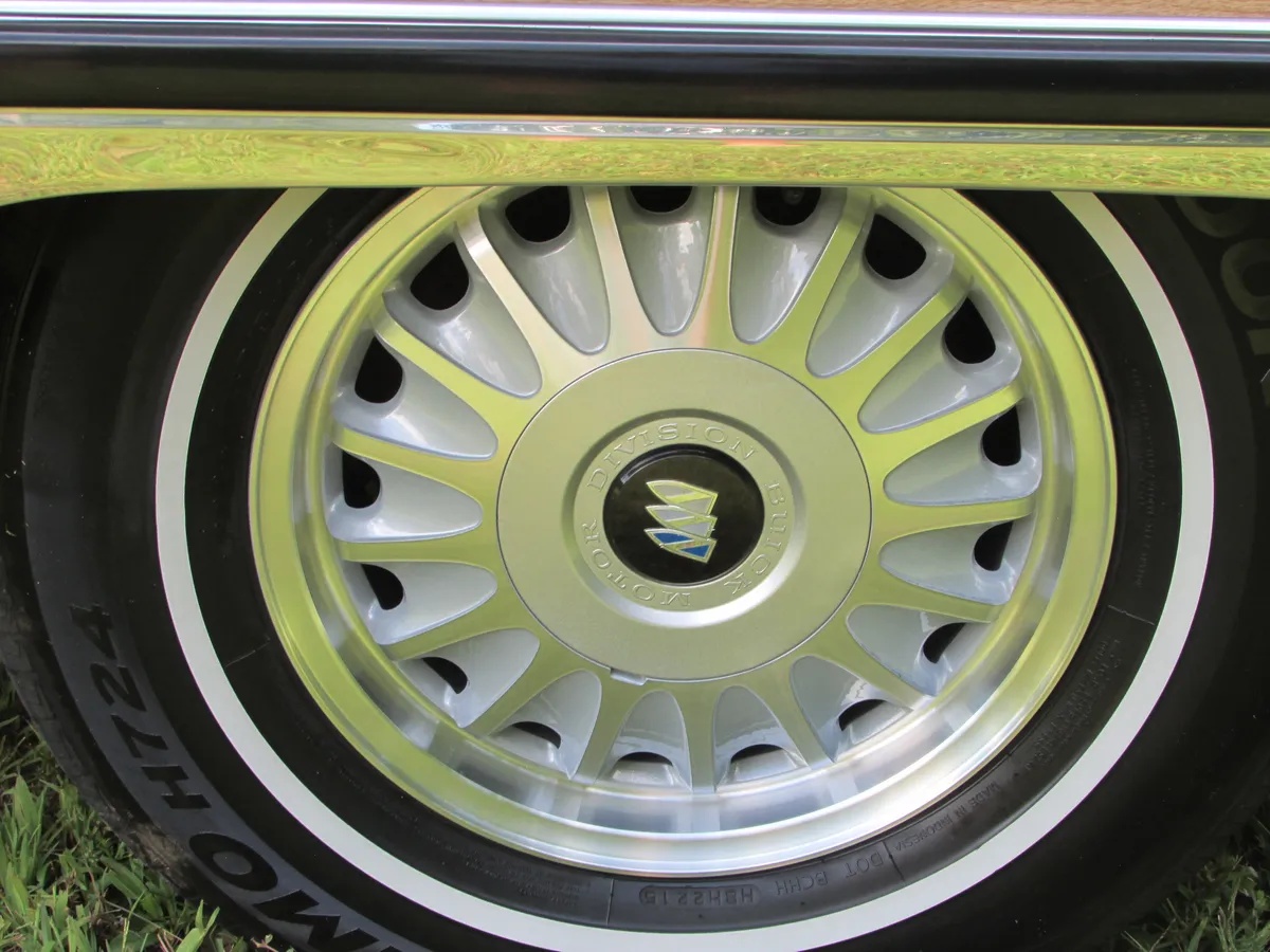 Buick-Roadmaster-1994-White-Woody-Saddle-10