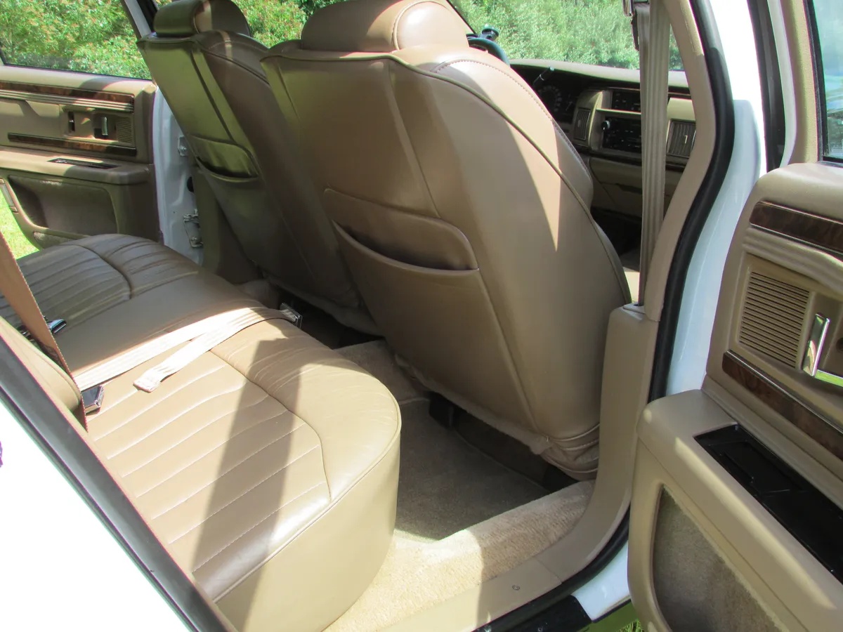 Buick-Roadmaster-1994-White-Woody-Saddle-11