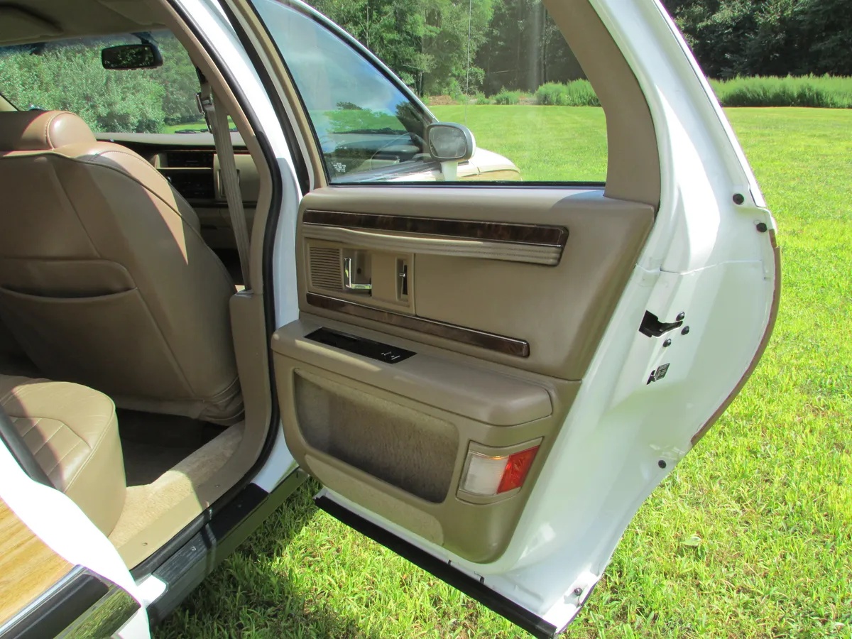 Buick-Roadmaster-1994-White-Woody-Saddle-12