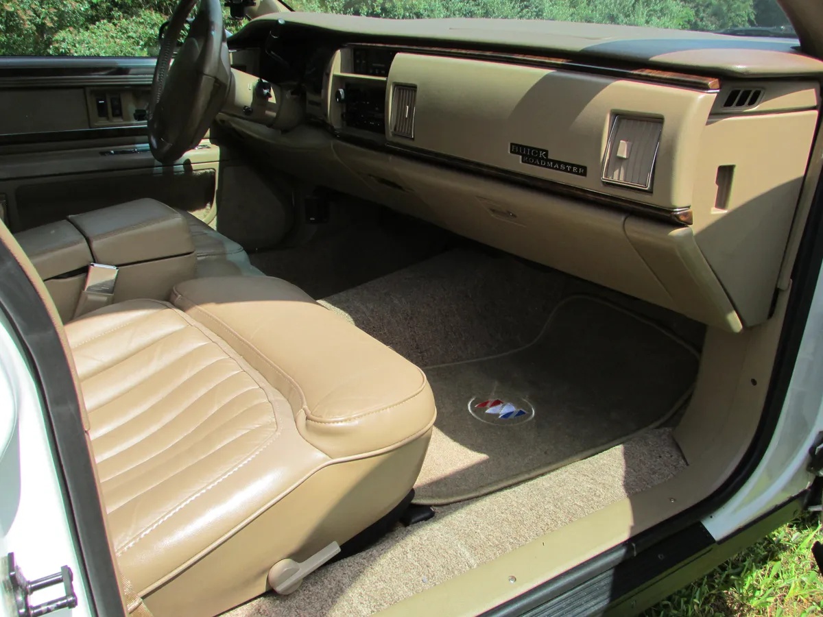 Buick-Roadmaster-1994-White-Woody-Saddle-13