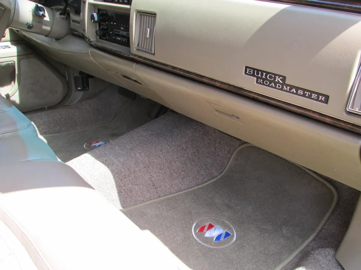 Buick-Roadmaster-1994-White-Woody-Saddle-14