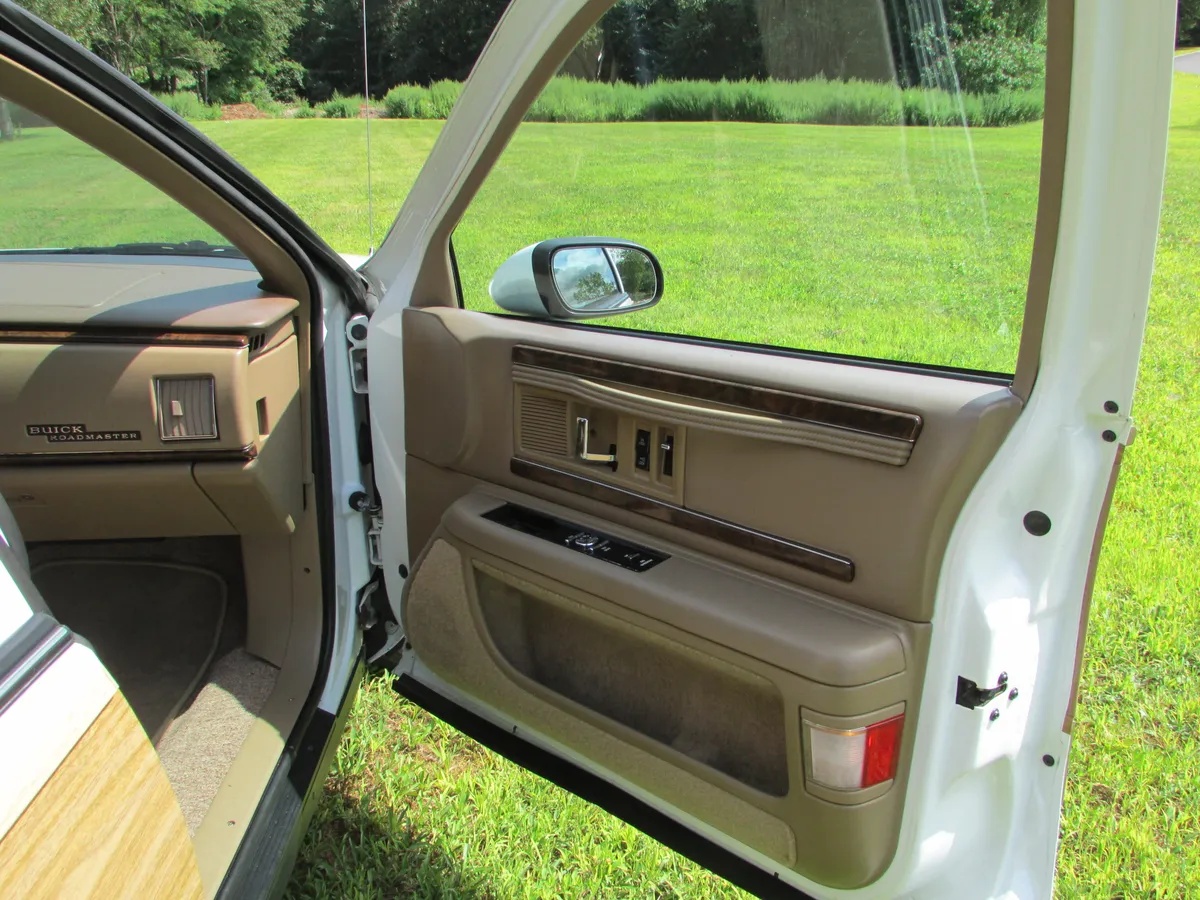 Buick-Roadmaster-1994-White-Woody-Saddle-15