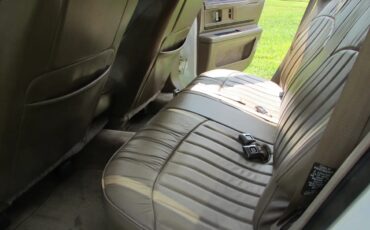 Buick-Roadmaster-1994-White-Woody-Saddle-17