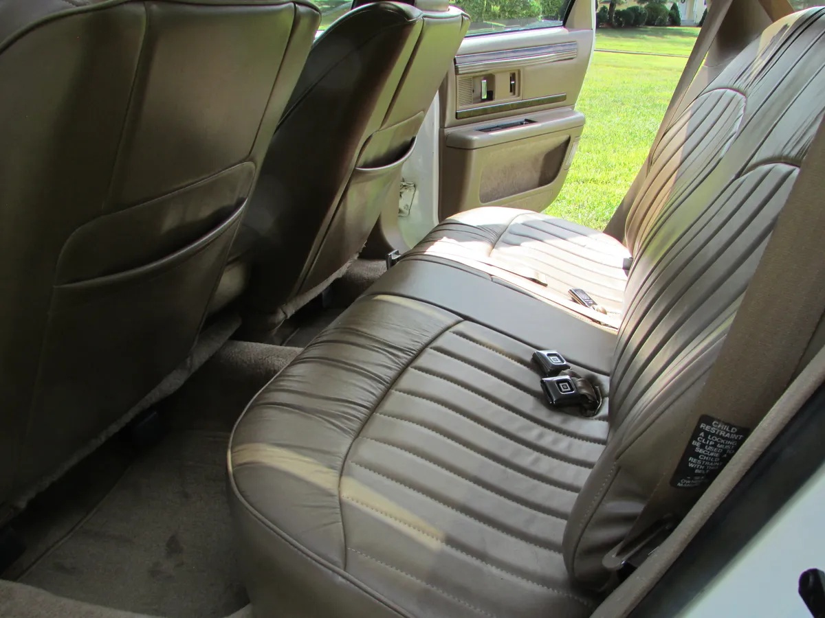 Buick-Roadmaster-1994-White-Woody-Saddle-17