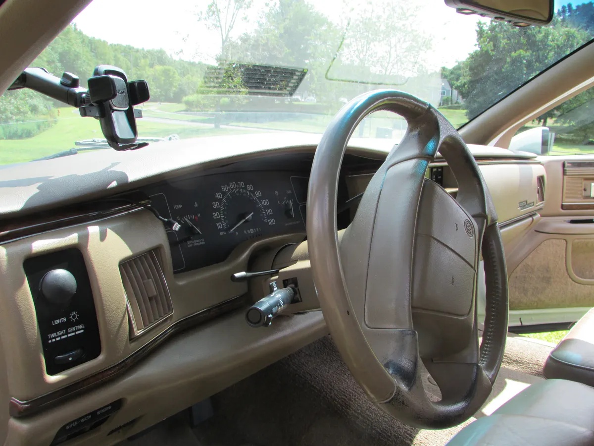 Buick-Roadmaster-1994-White-Woody-Saddle-19