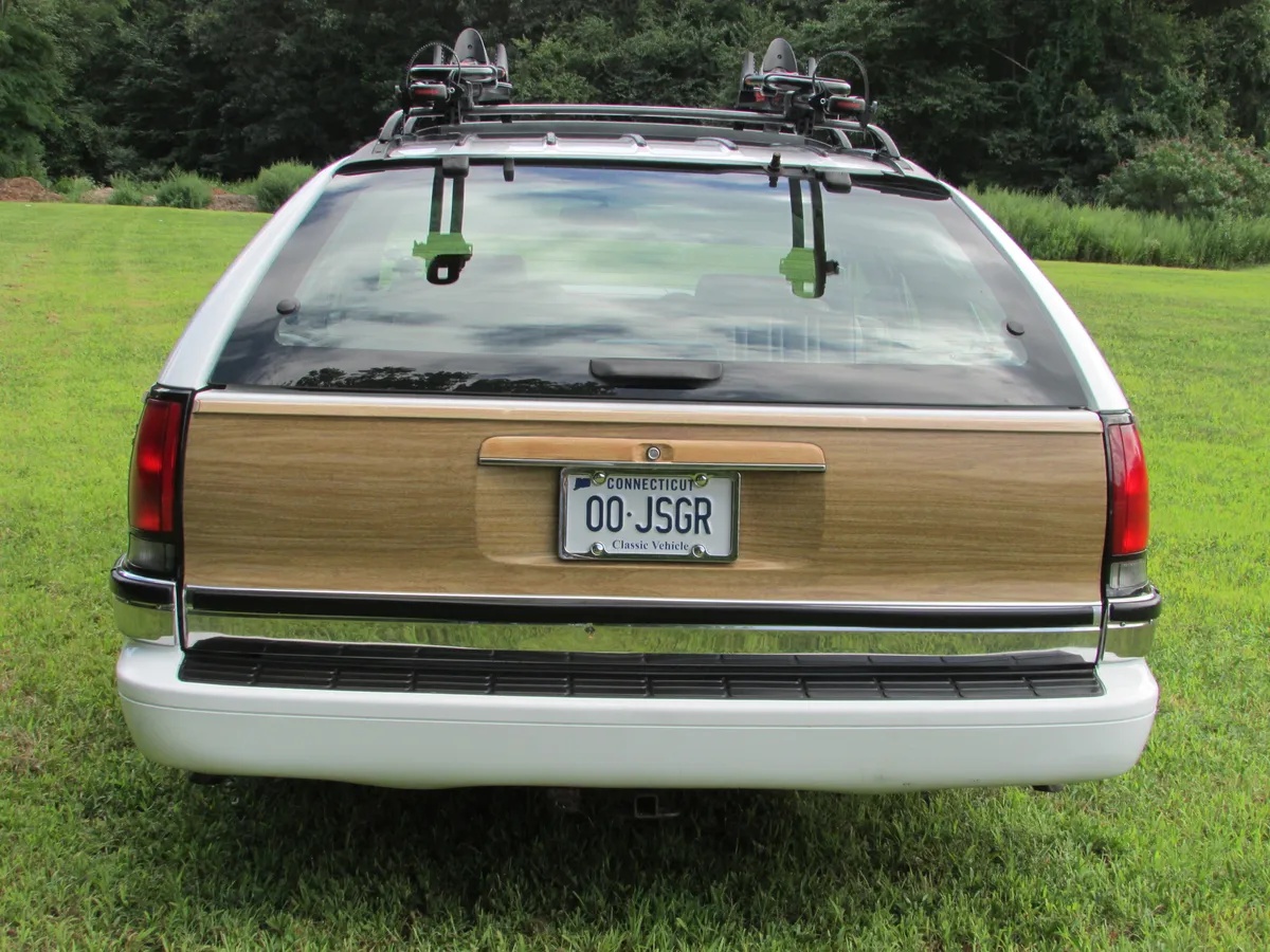 Buick-Roadmaster-1994-White-Woody-Saddle-3
