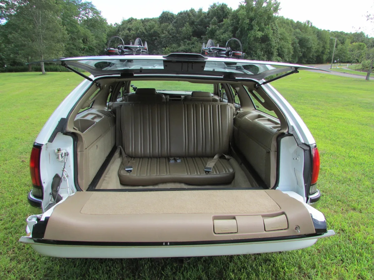 Buick-Roadmaster-1994-White-Woody-Saddle-4