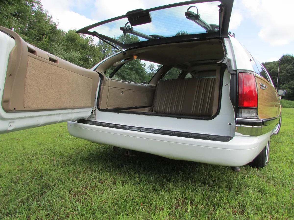 Buick-Roadmaster-1994-White-Woody-Saddle-6
